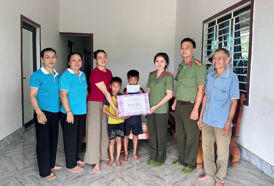 Tặng quà trẻ em mồ côi có hoàn cảnh đặc biệt khó khăn