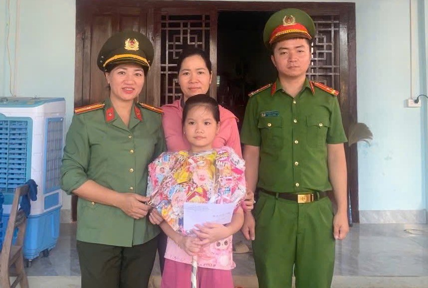 Công an phường Thái Hòa tặng quà 