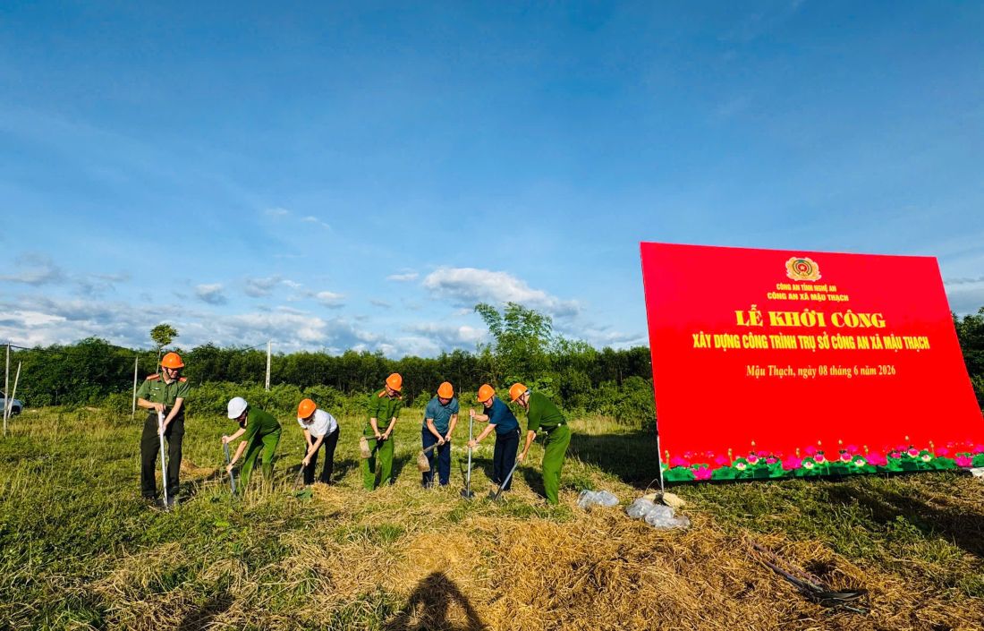 Đại biểu thực hiện nghi thức khởi công xây dựng công trình