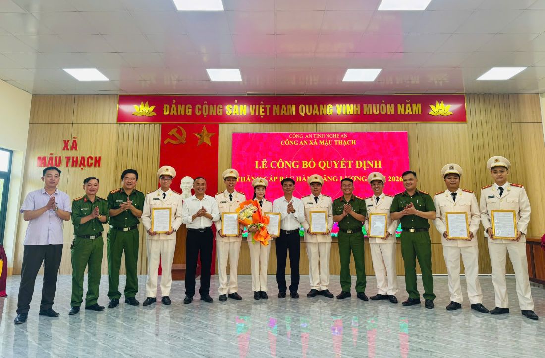 Trao quyết định đến cán bộ, chiến sĩ