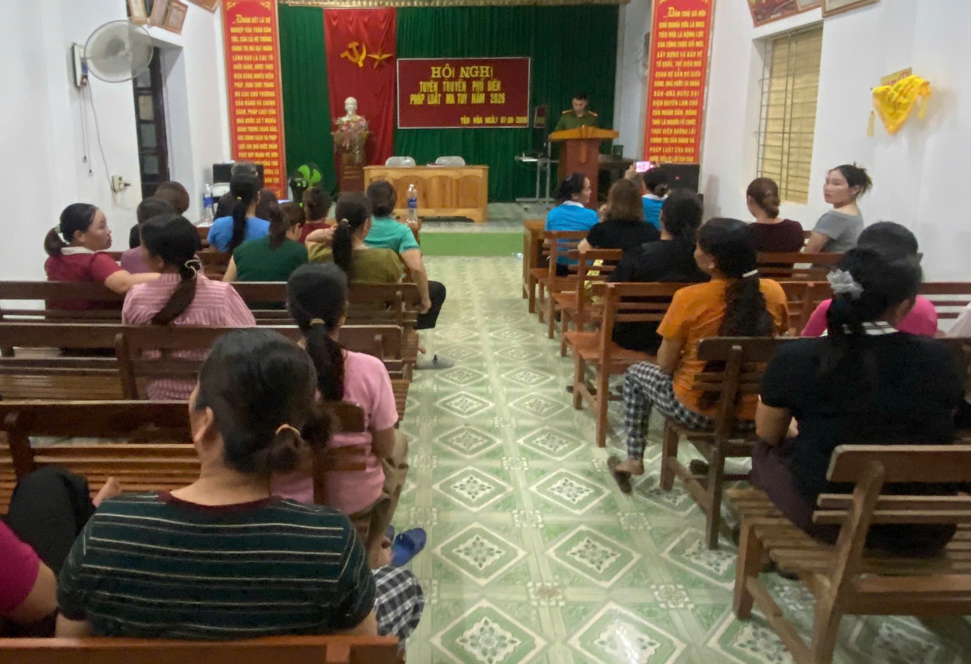 Công an xã Giai Xuân tổ chức tuyên truyền, phổ biến pháp luật cho người dân