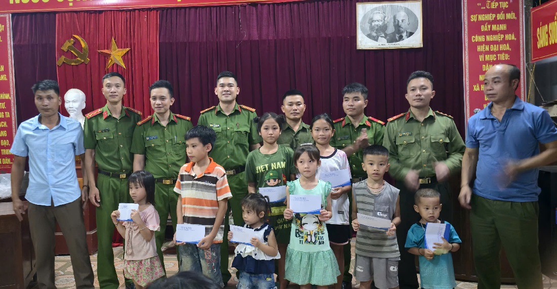 Trao quà cho các em thiếu nhi