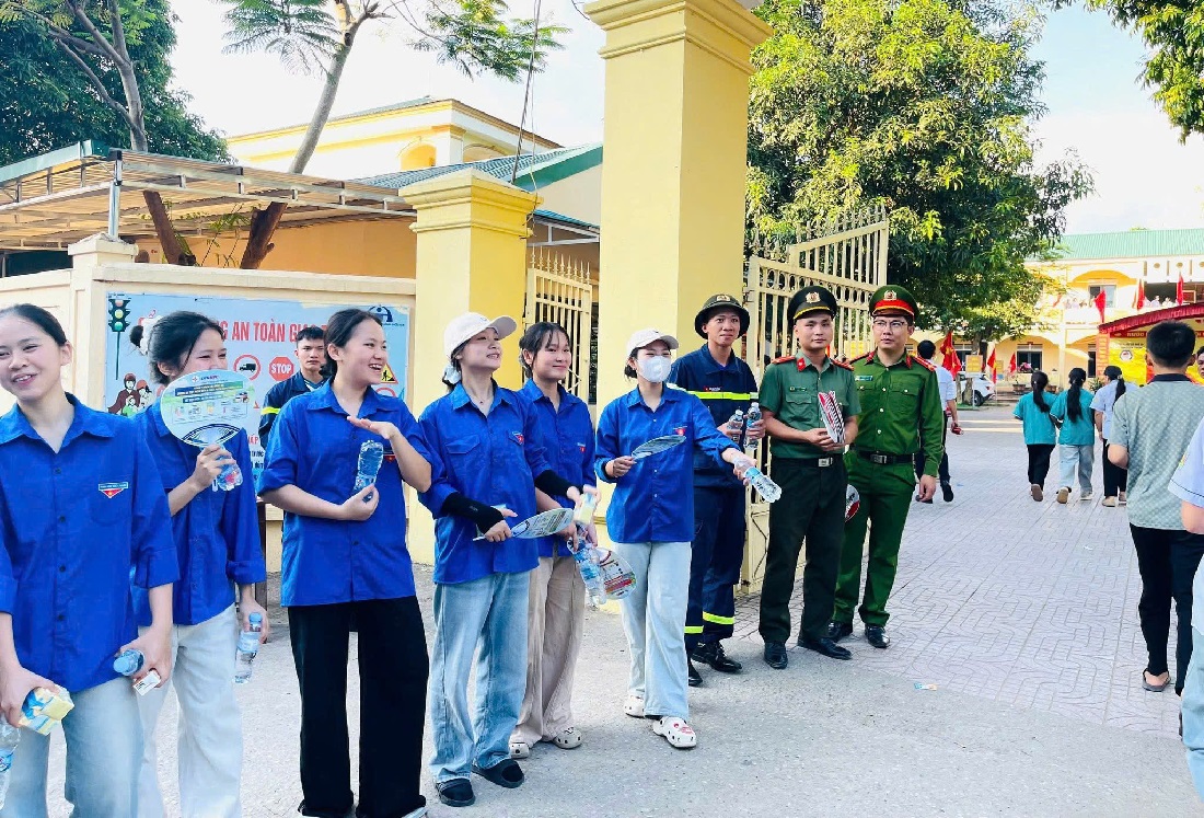 Cán bộ, chiến sĩ trao vật dụng cần thiết đến thí sinh