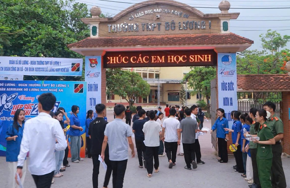 Công an xã Đô Lương phát nước cho thí sinh