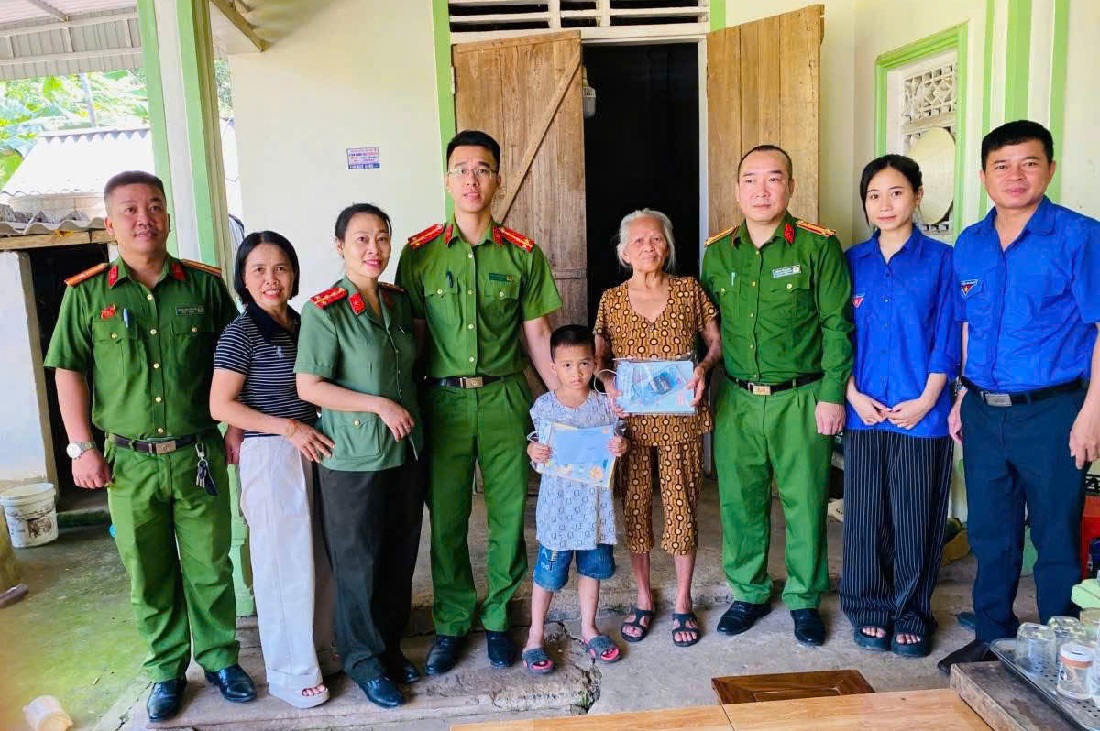 Tặng quà thiếu nhi có hoàn cảnh đặc biệt khó khăn.