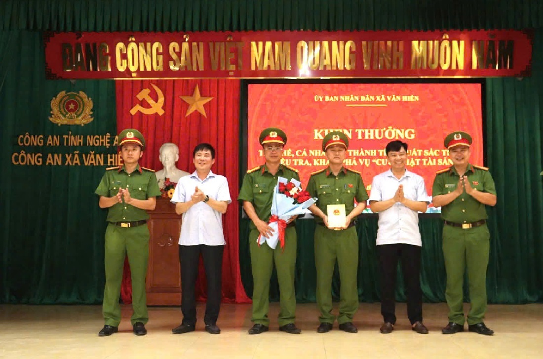 Lãnh đạo xã Văn Hiến khen thưởng tập thể, cá nhân