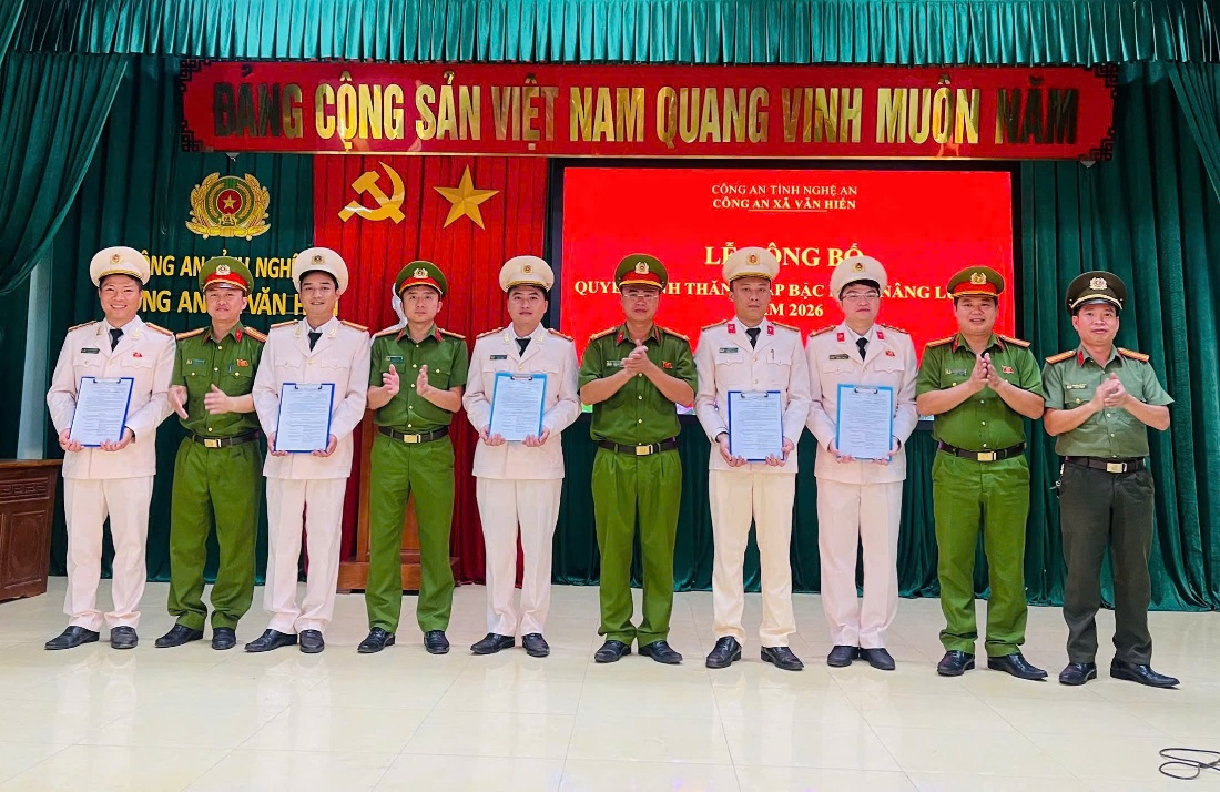 Chỉ huy Công an xã trao quyết định đến cán bộ, chiến sĩ