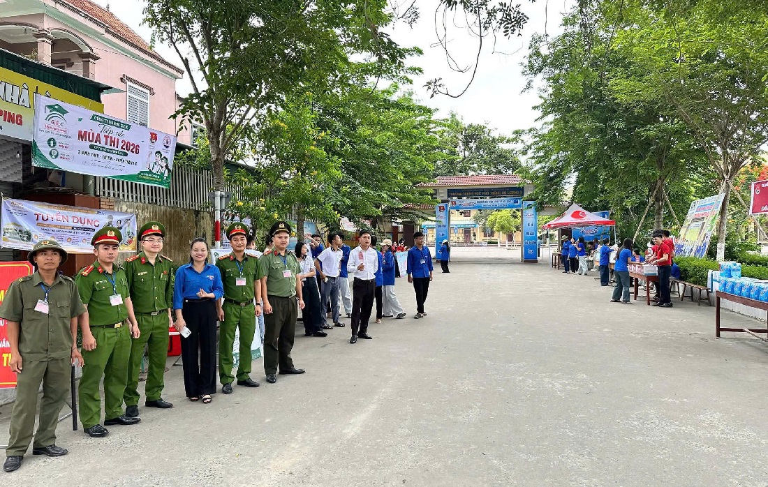 Công an xã “Tiếp sức mùa thi” tại điểm thi Trường THPT Đô Lương 3