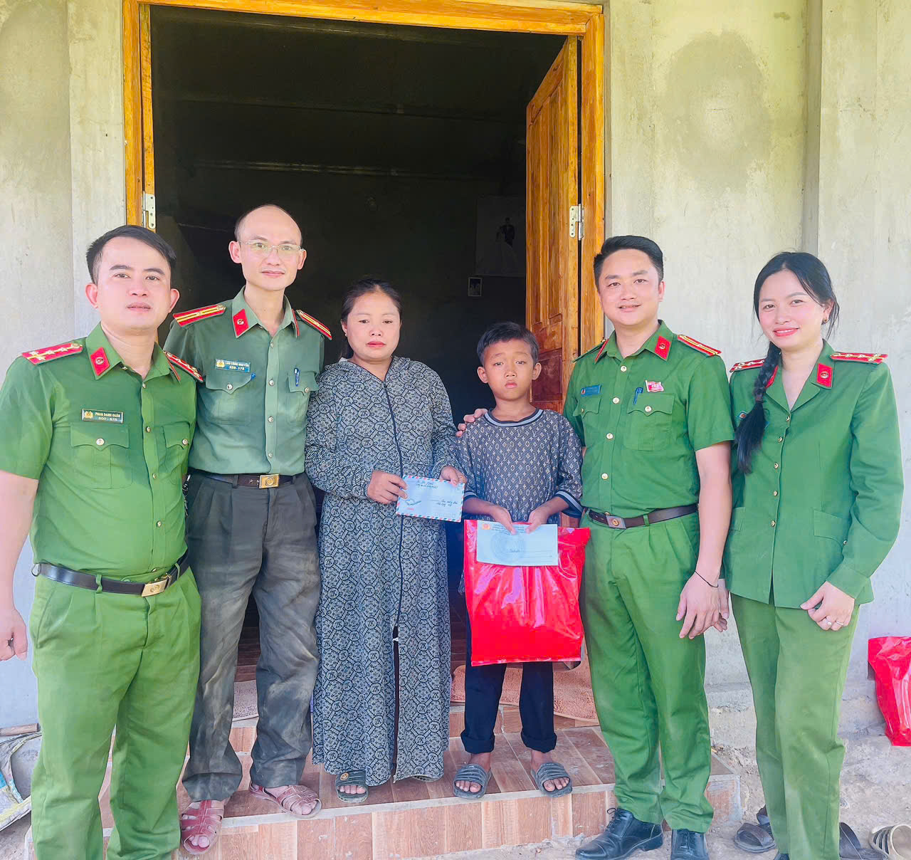 Công an xã Lượng Minh tặng quà 