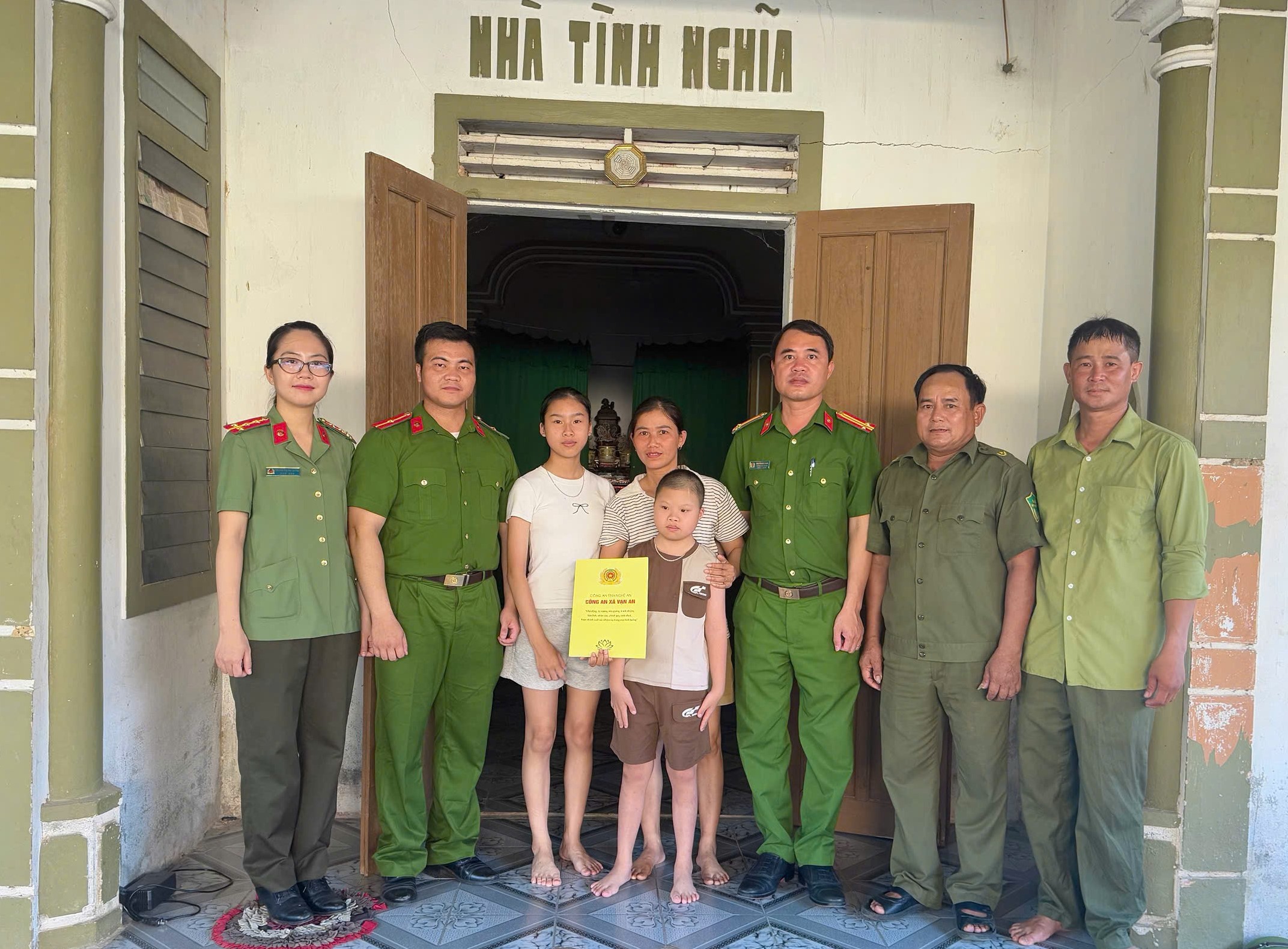 Công an xã Vạn An thăm hỏi, tặng quà em nhỏ có hoàn cảnh khó khăn