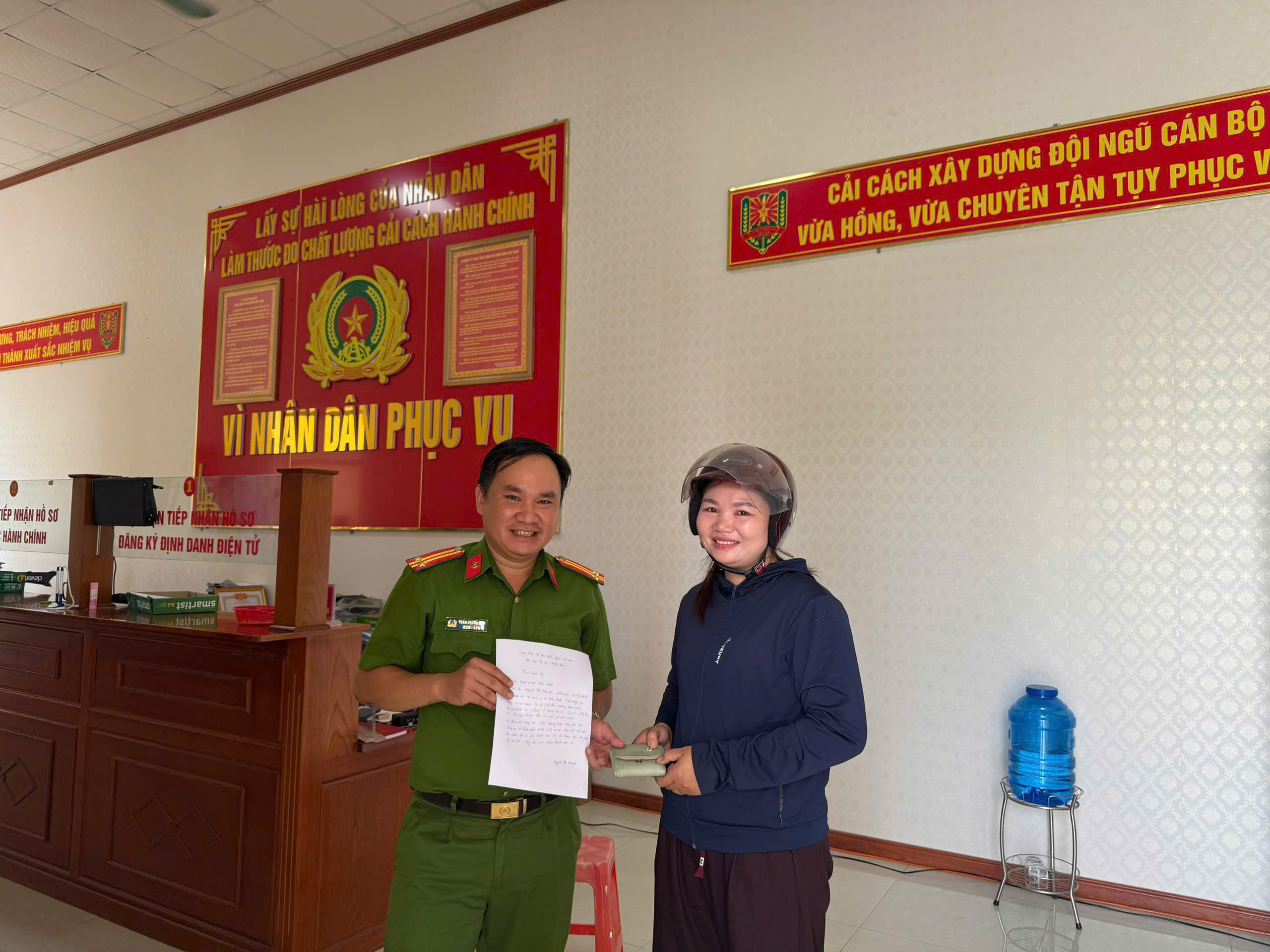 Công an xã nhặt được của rơi, trả lại người đánh mất