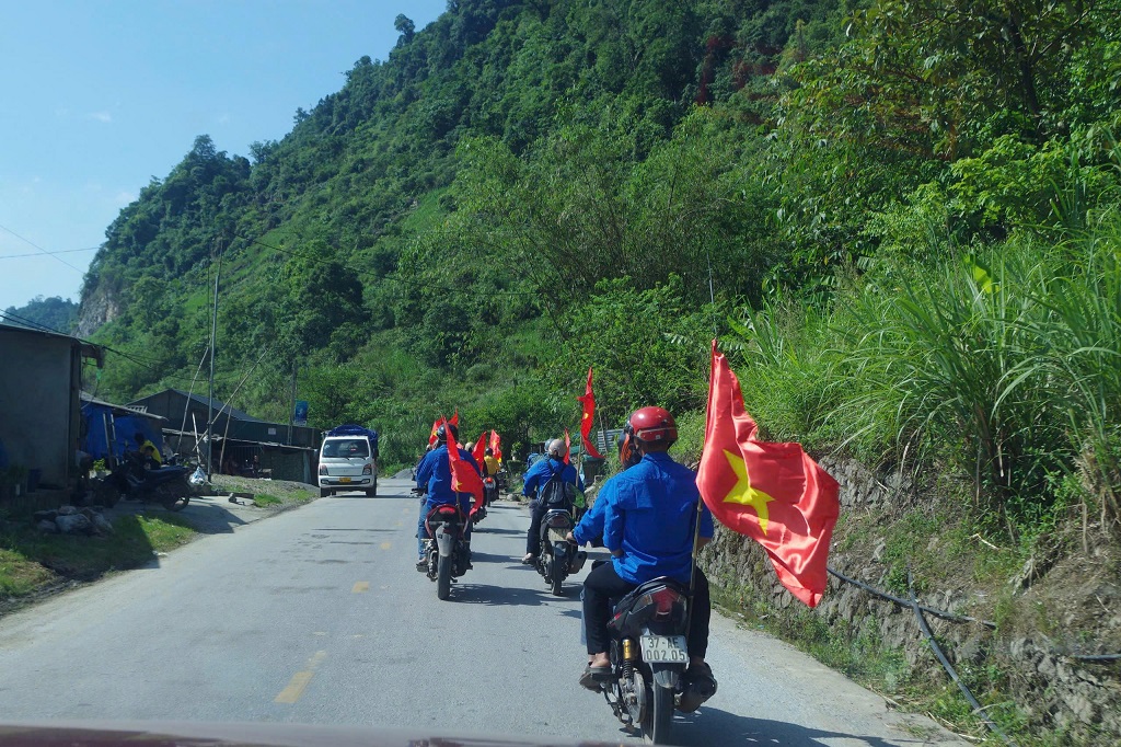 Công an xã và các lực lượng tổ chức ra quân diễu hành, biểu dương lực lượng trên tuyến đường