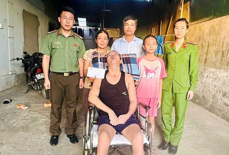 Công an xã Thiên Nhẫn phối hợp tặng quà gia đình có hoàn cảnh đặc biệt khó khăn