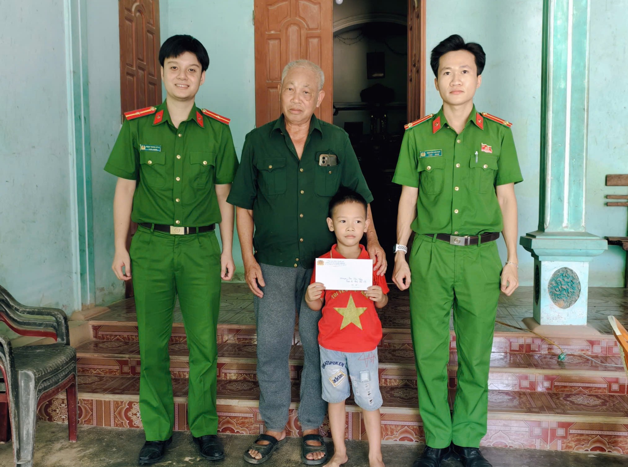 Công an xã Nghĩa Đồng trao quà tặng 