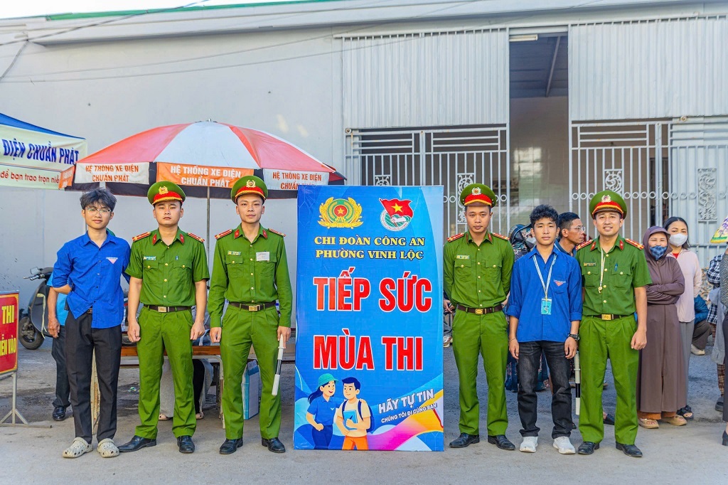 Công an phường Vinh Lộc phát nước miễn phí cho thí sinh