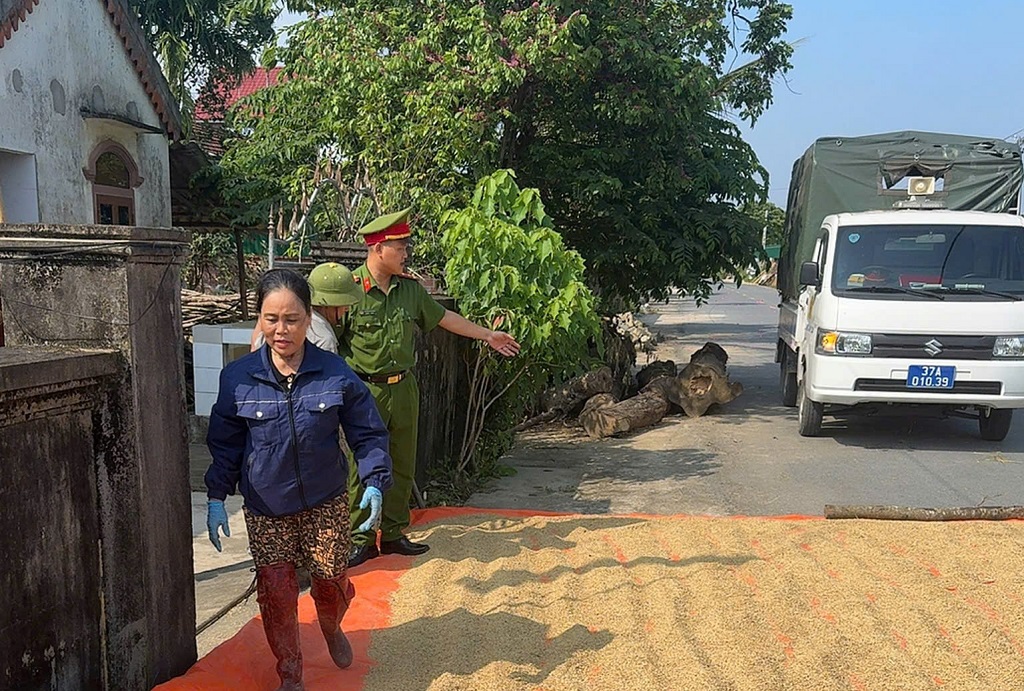 Tuần tra, tuyên truyền cảnh báo nguy cơ mất an toàn giao thông do phơi thóc lúa, rơm rạ trên lòng, lề đường