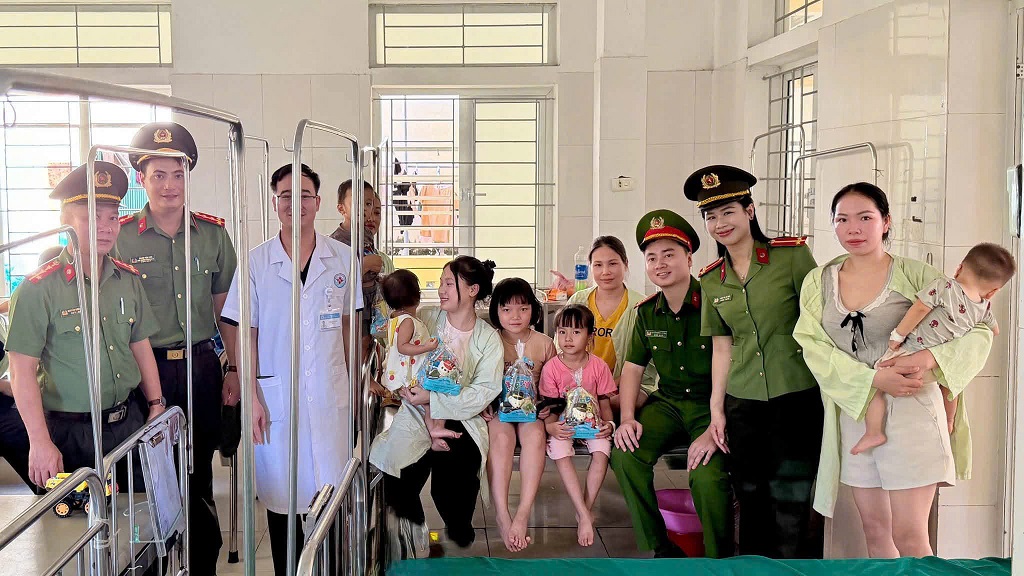 Trao quà tặng bệnh nhi nhân dịp Quốc tế Thiếu nhi
