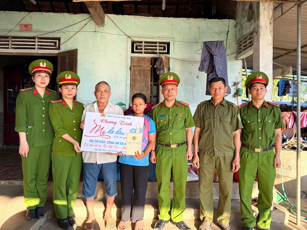 Công an xã Anh Sơn tặng quà 