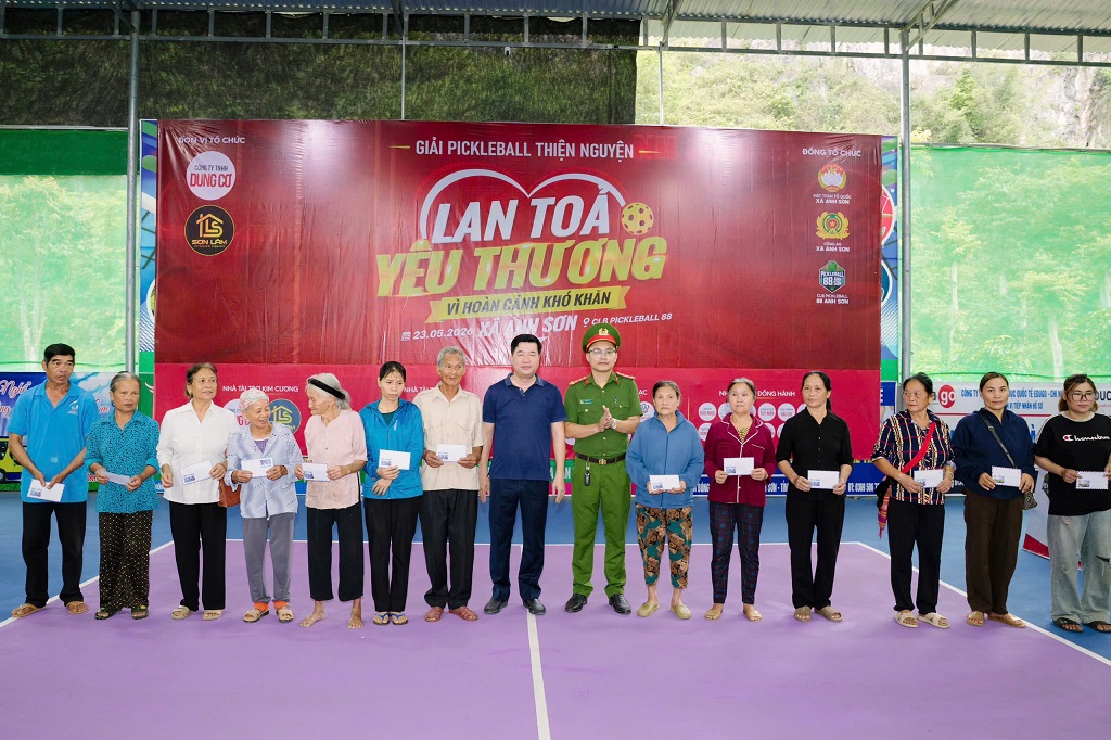 Công an xã trao quà đến hộ dân