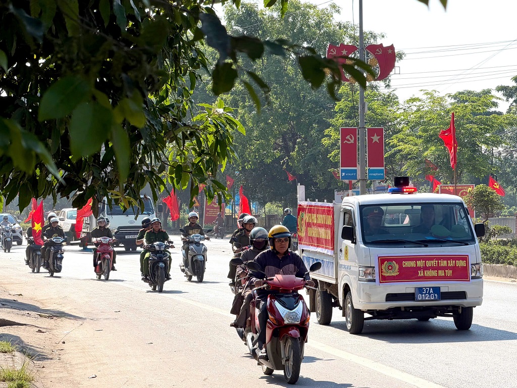 Công an xã tổ chức ra quân