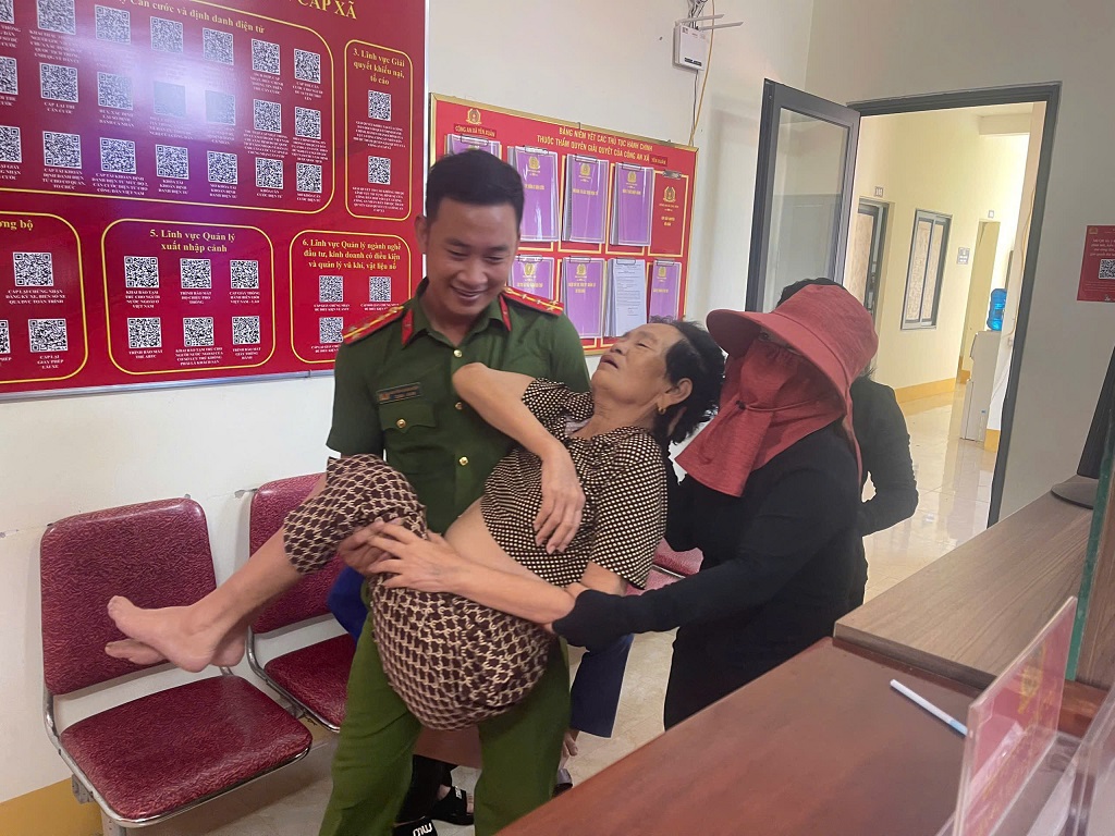 Hỗ trợ đưa đón tận nhà để cấp căn cước cho các trường hợp đặc biệt
