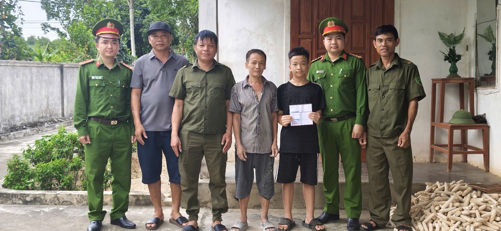 Công an xã Yên Xuân tặng quà 