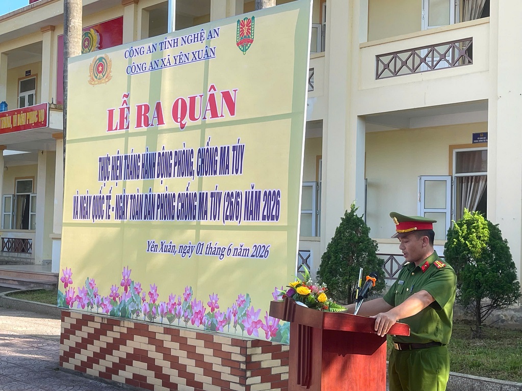 Công an xã tổ chức ra quân