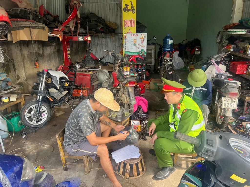 Tổ chức tuyên truyền, ký cam kết đối với cơ sở kinh doanh, sửa chữa môtô, xe gắn máy, xe máy điện