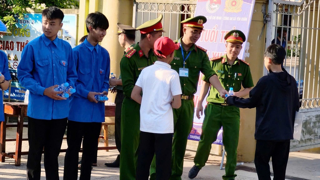 Công an xã tham gia tiếp sức mùa thi