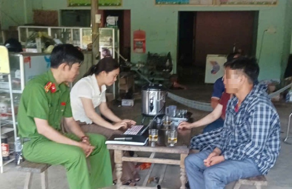 Xã Hoa Quân xử phạt trường hợp vứt xác lợn chết ra môi trường