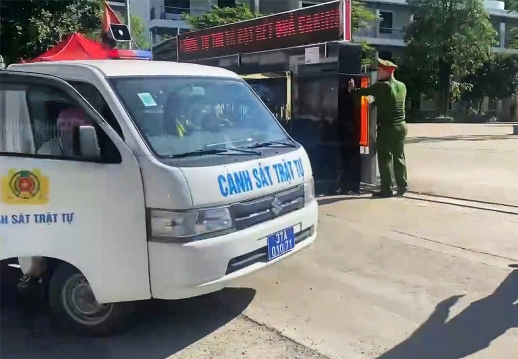 Công an xã Mường Xén vượt đồi núi đưa thí sinh kịp dự thi Kỳ thi THPT