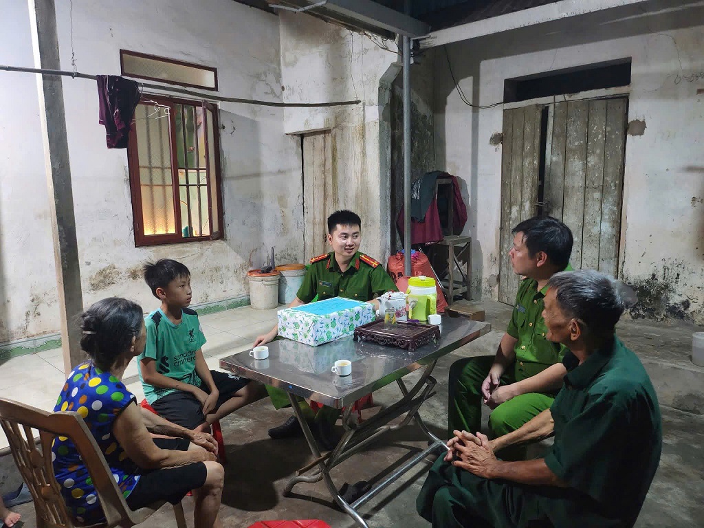 Trao quà động viên em nhỏ được nhận đỡ đầu