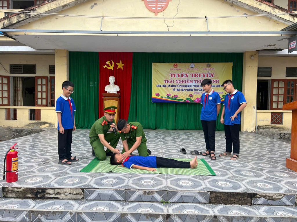 Trao quà và phối hợp tuyên truyền, phổ biến giáo dục pháp luật cho học sinh