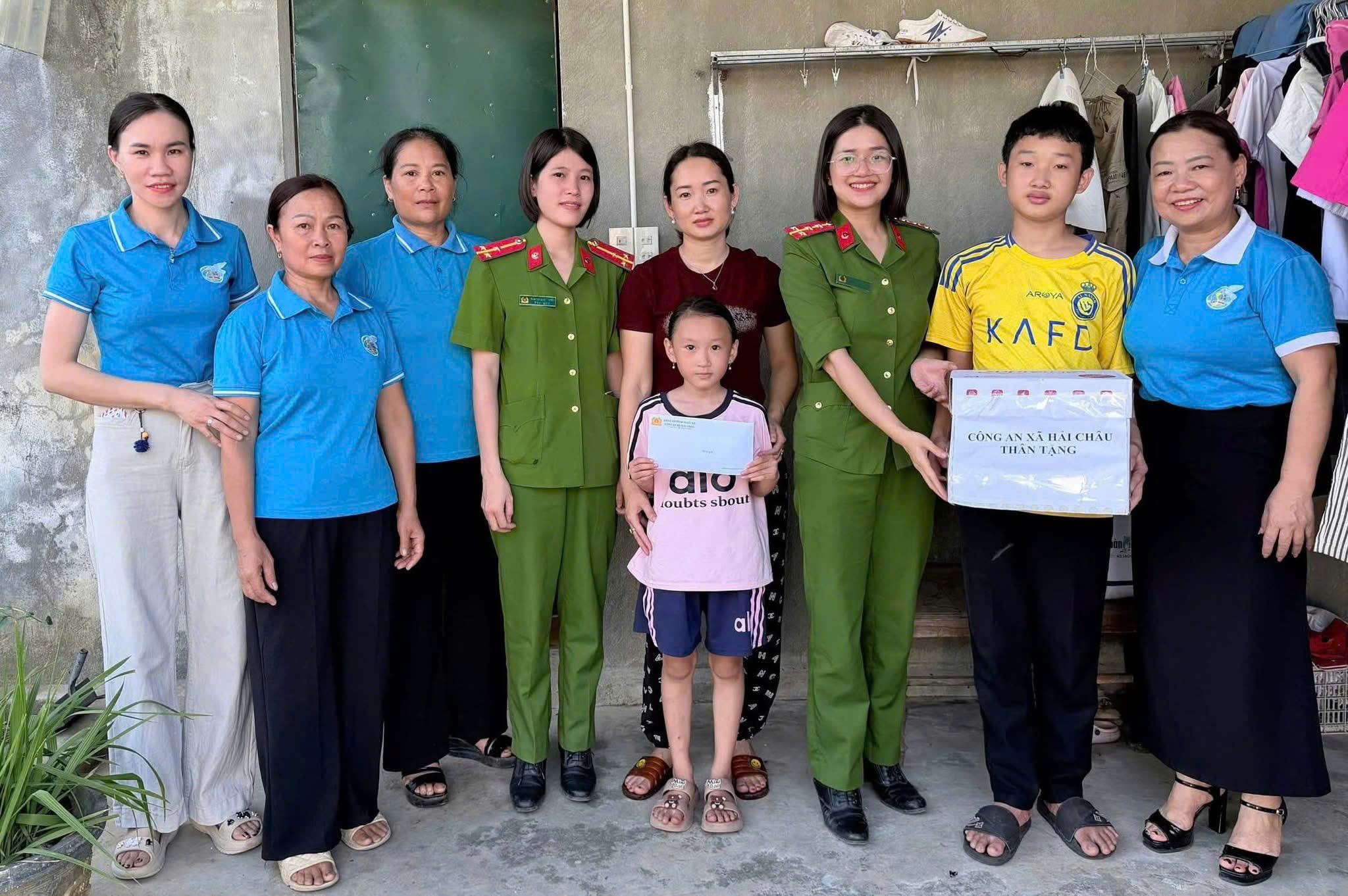 Tặng quà cho trẻ em nhận nuôi dịp Quốc tế Thiếu nhi