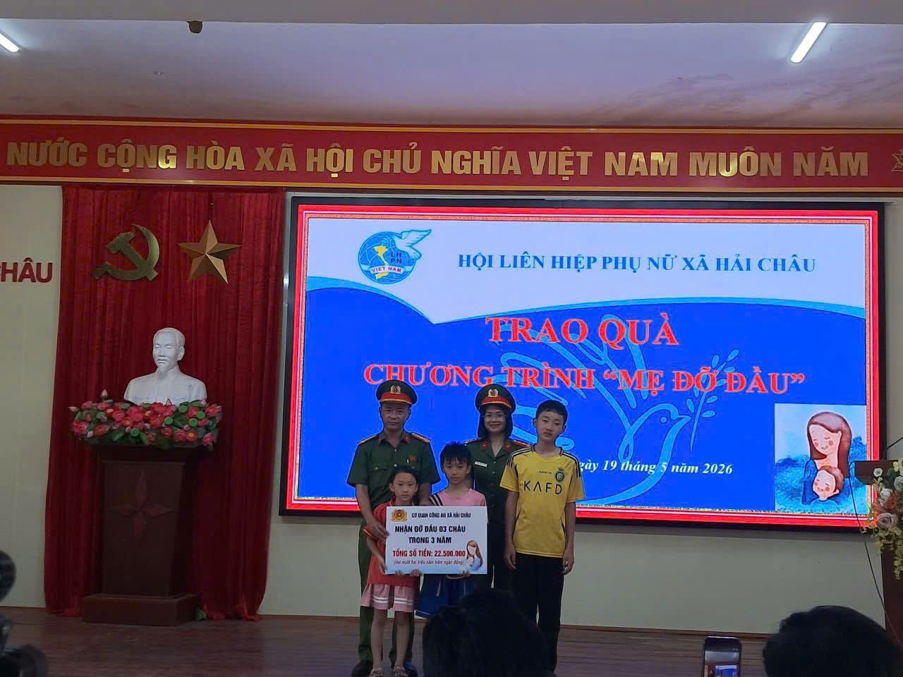 Phối hợp trao quà chương trình 