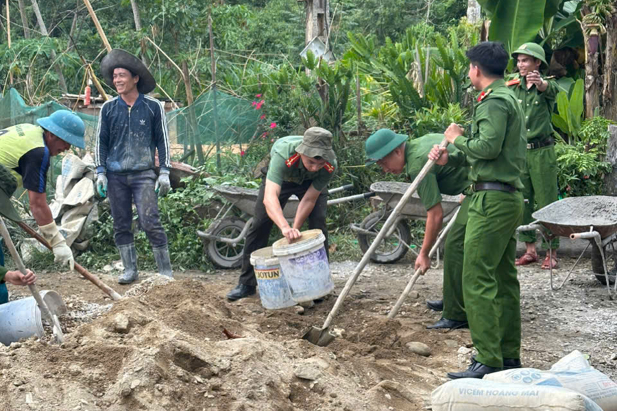 Công an xã hỗ trợ người dân làm đường giao thông nông thôn