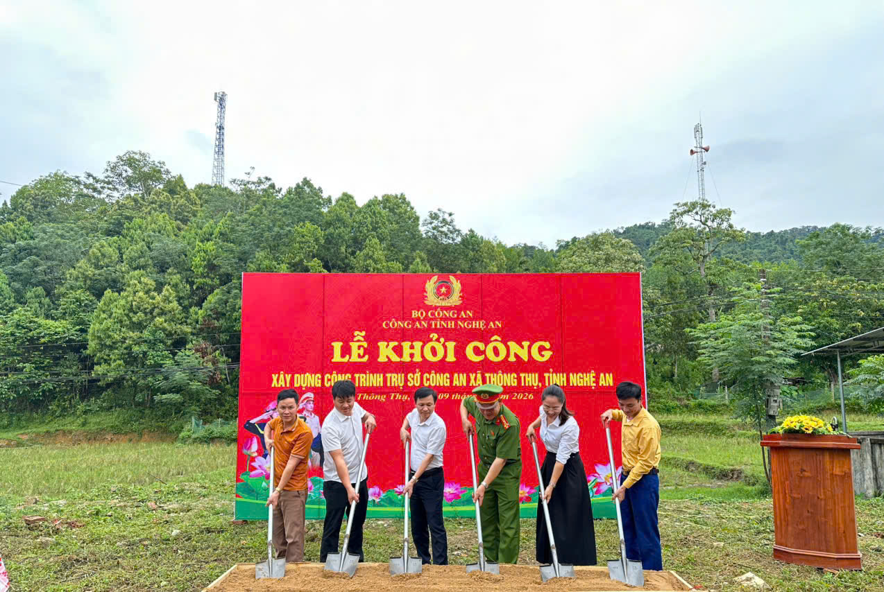 Đại biểu thực hiện nghi thức khởi công