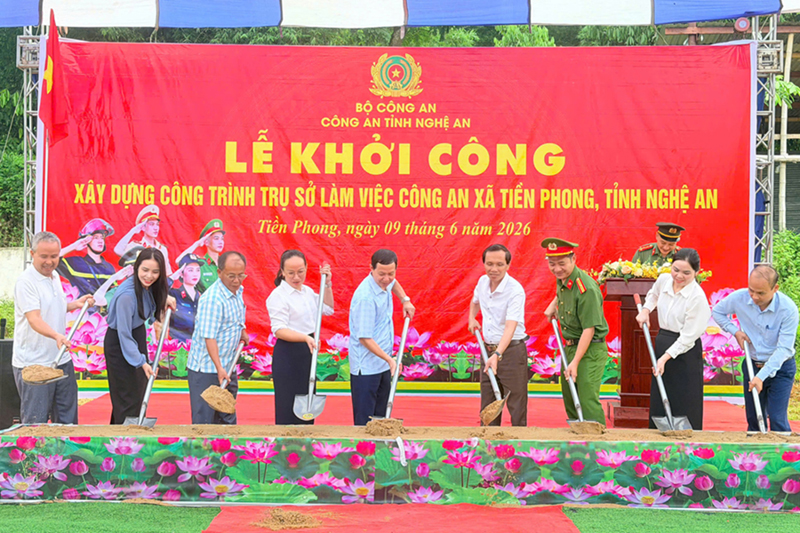 Đại biểu thực hiện nghi thức khởi công xây dựng công trình