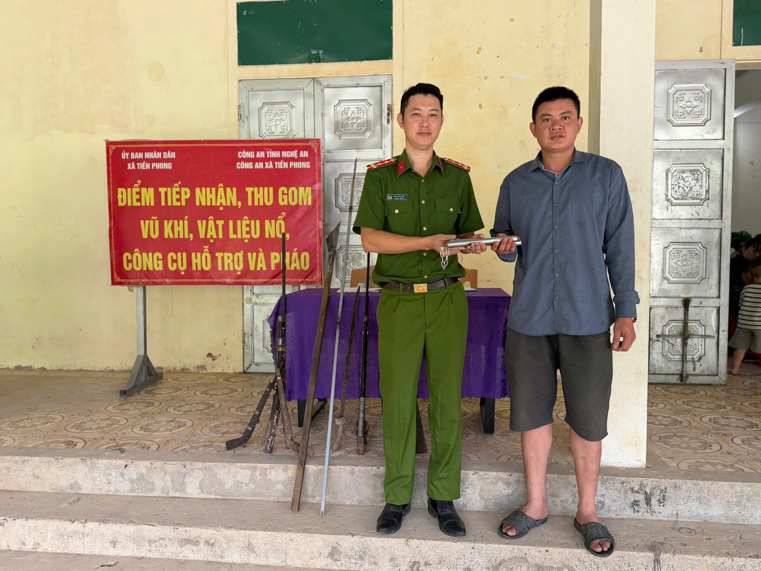 Tuyên truyền pháp luật và vận động thu hồi  vũ khí tự chế