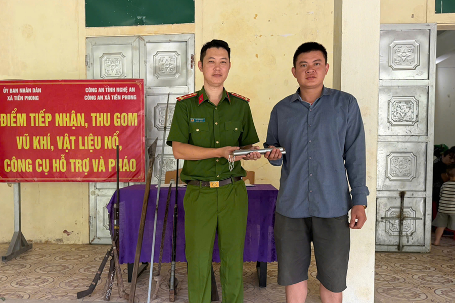 Người dân giao nộp vũ khí cho lực lượng Công an