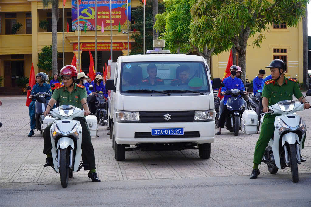 Cán bộ, chiến sĩ và đoàn viên, thanh niên ra quân hưởng ứng 