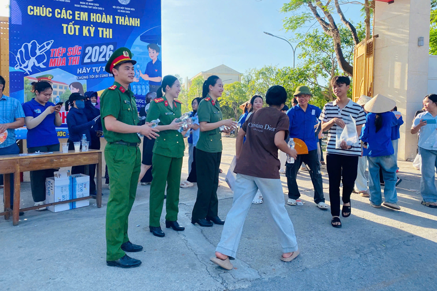 Đoàn viên, thanh niên phát nước cho thí sinh