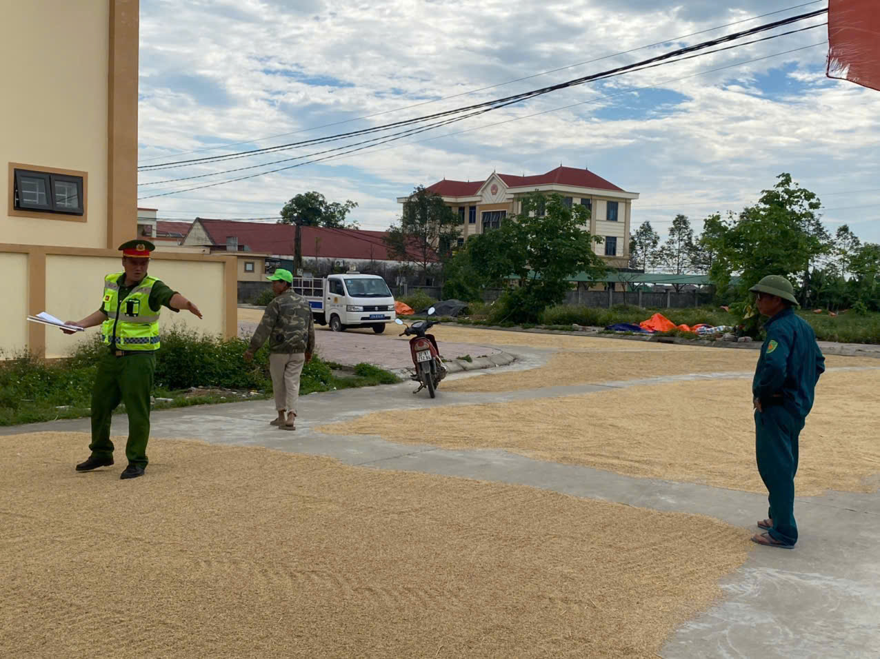 Tuyên truyền, vận động người dân lấn chiếm lòng, lề đường để phơi lúa, rơm rạ