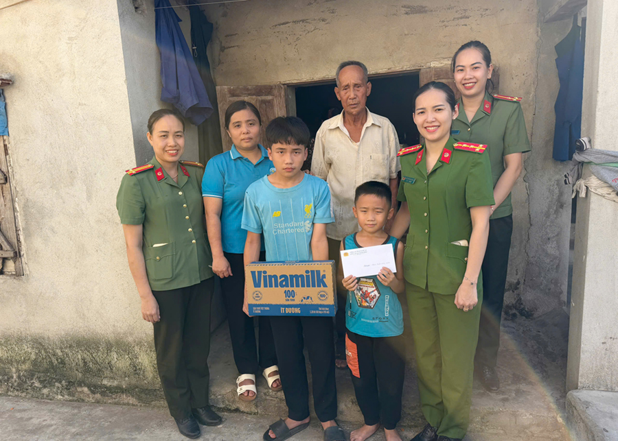 Chi hội Phụ nữ tặng quà cháu Trần Văn Thành