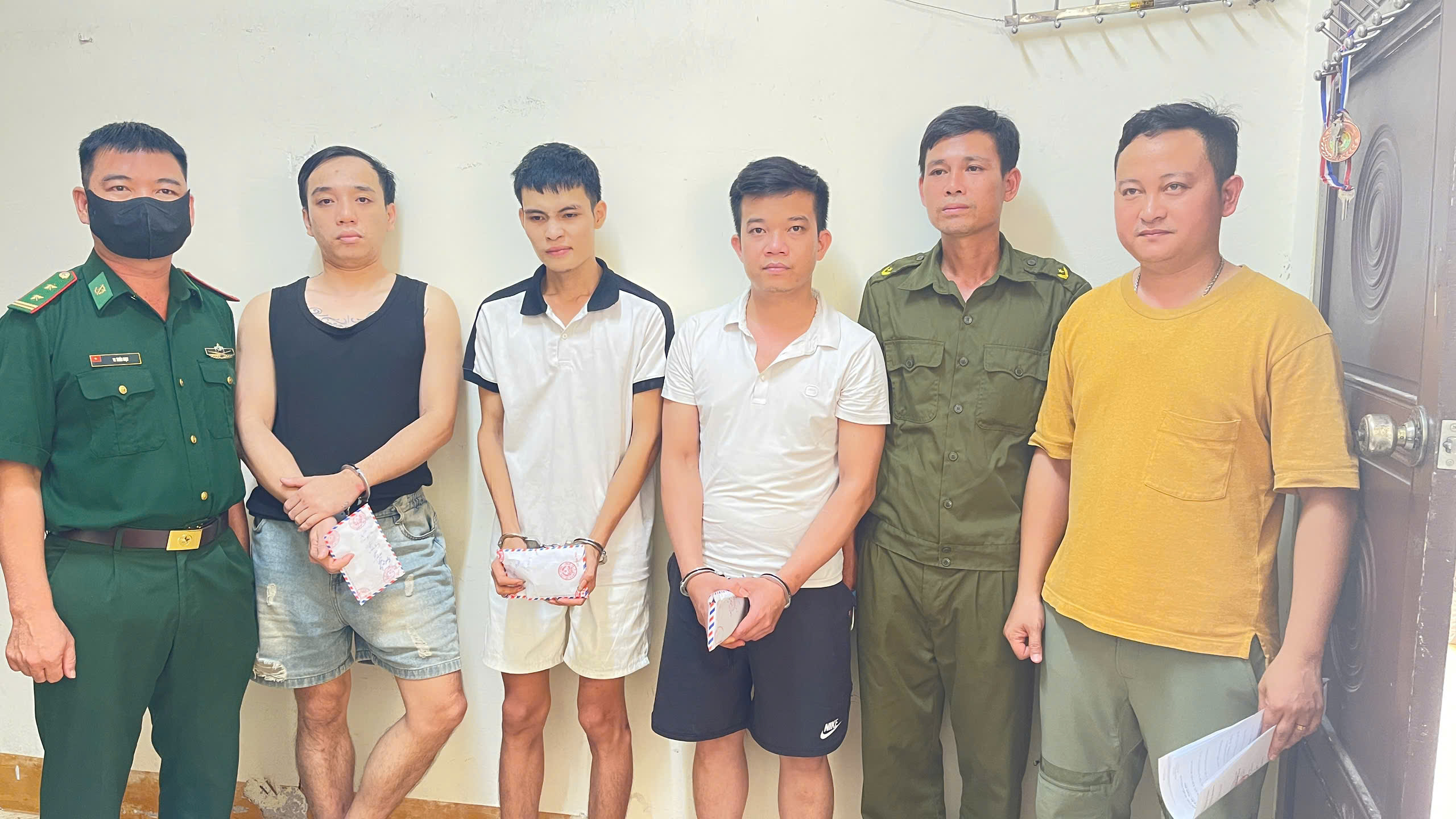 Phối hợp bắt 03 đối tượng tàng trữ, mua bán trái phép chất ma túy