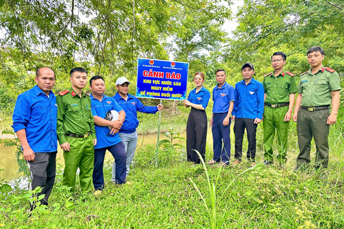 Công an xã phối hợp cắm biển cảnh báo tại khu vực có nguy cơ đuổi nước
