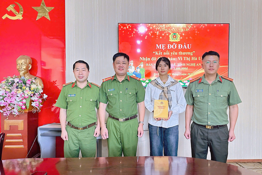 Công an xã tặng quà em Vi Thị Hà Uyên