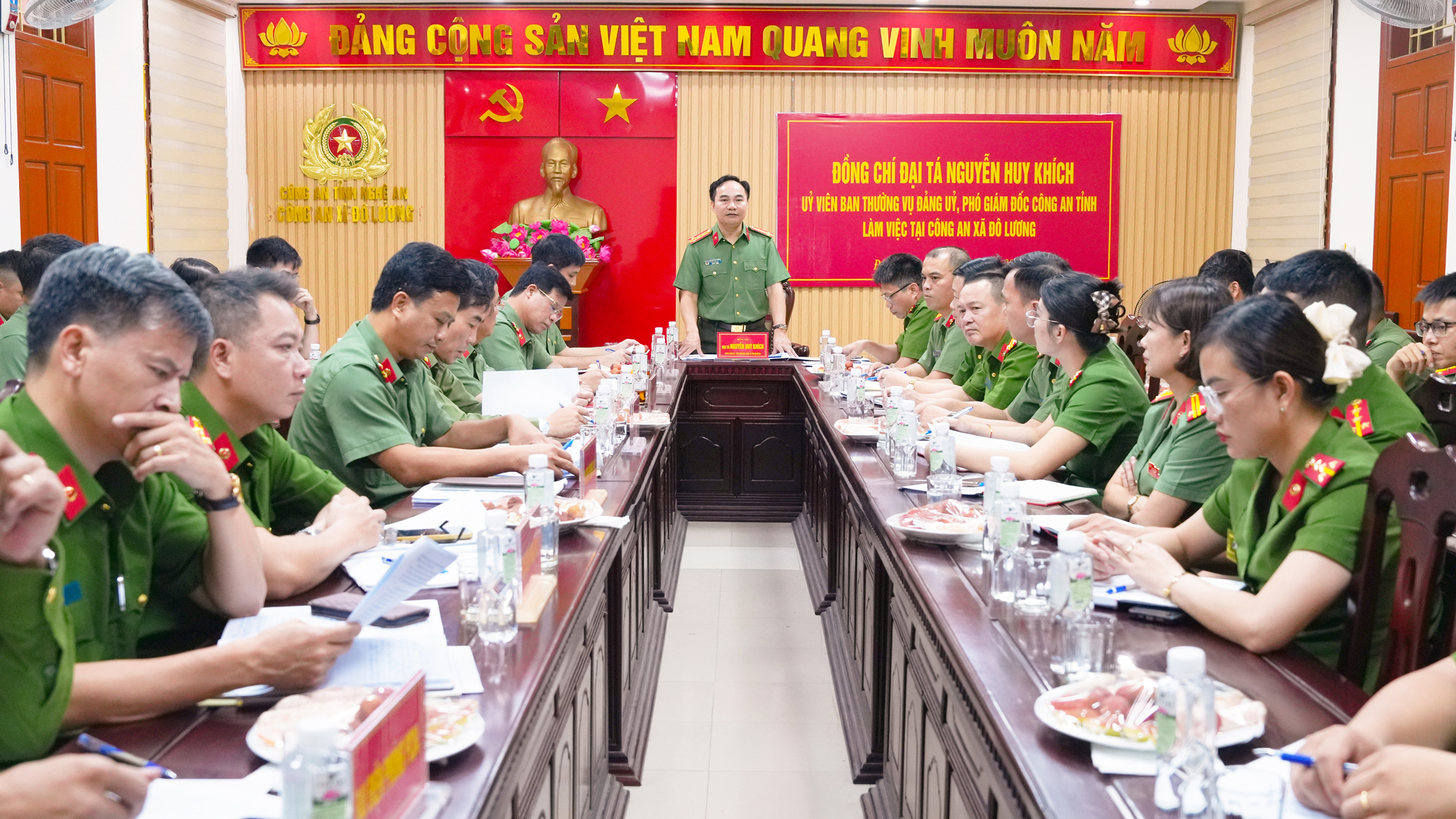 Đồng chí Đại tá Nguyễn Huy Khích, Phó Giám đốc Công an tỉnh làm việc với Công an xã Đô Lương