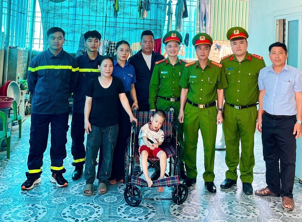 Trao tặng xe lăn cho trẻ em khuyết tật
