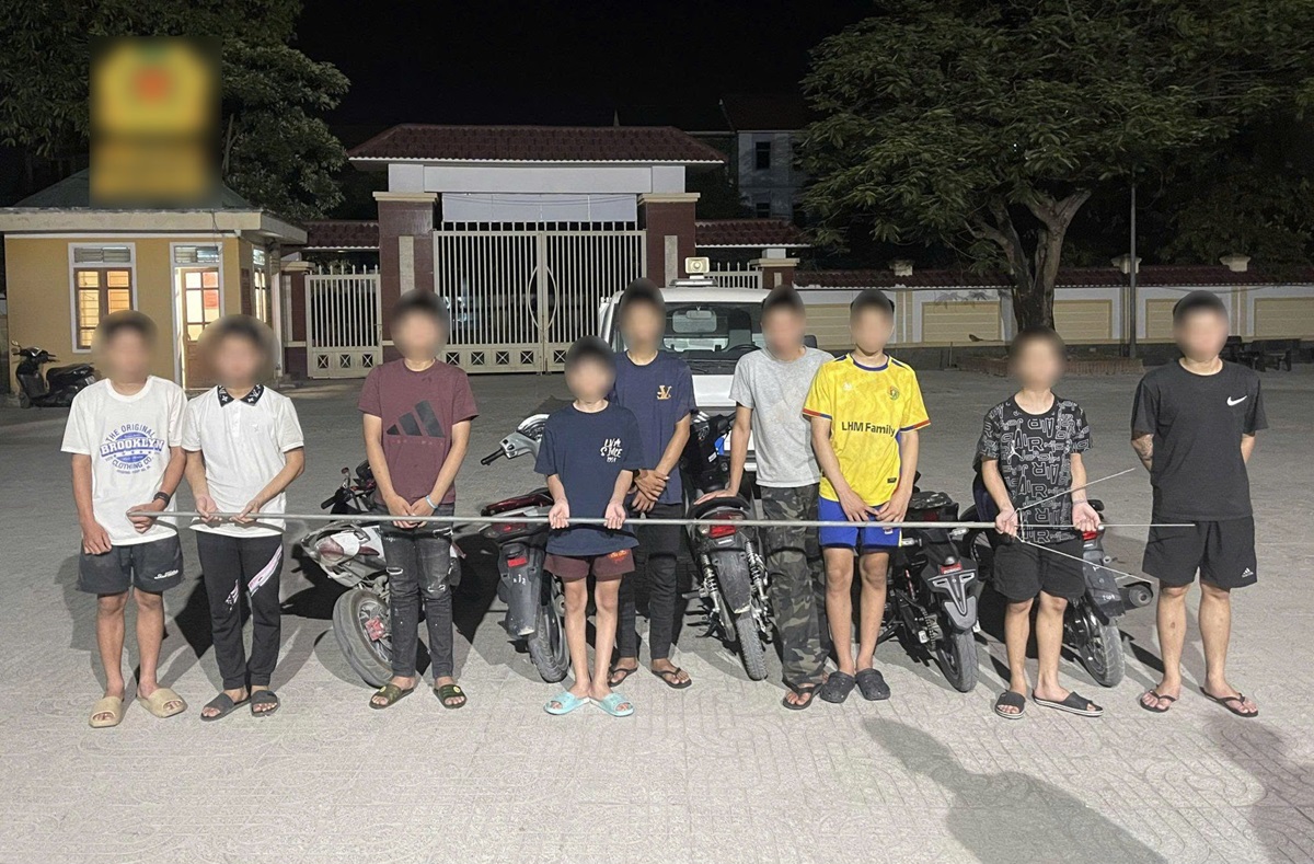 Công an xã Hưng Nguyên làm việc với nhóm thanh thiếu niên tụ tập chuẩn bị tham gia cổ vũ đua xe